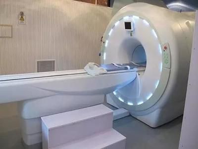 龍魚一個月不吃東西怎么辦：龍魚一個月不吃東西沉底是什么原因？