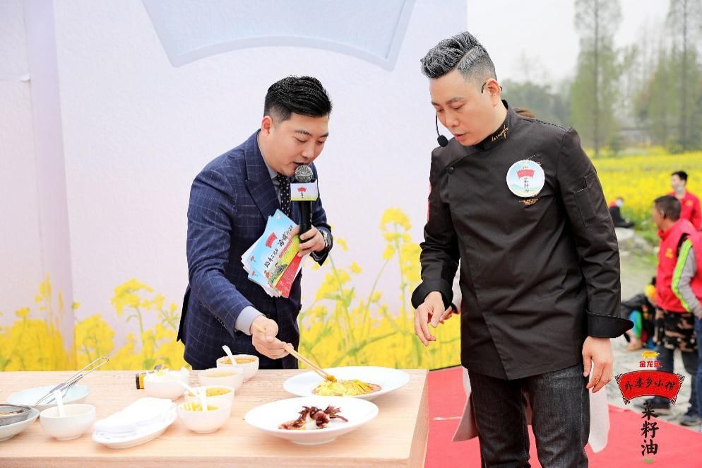 金龍魚吃什么食物會上色快：金龍魚吃什么發色好金龍魚吃什么發色最好