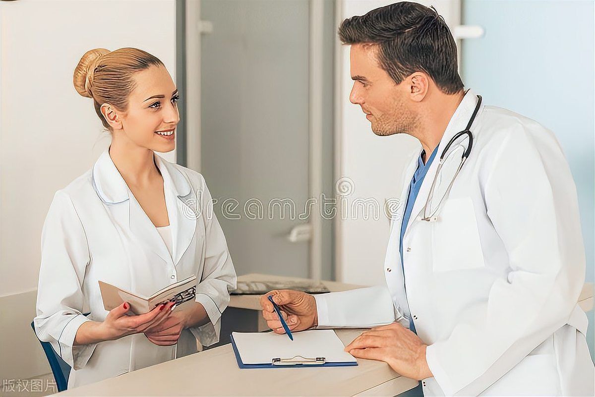 紅龍魚小時候一天喂幾次（紅龍魚一天喂幾次）