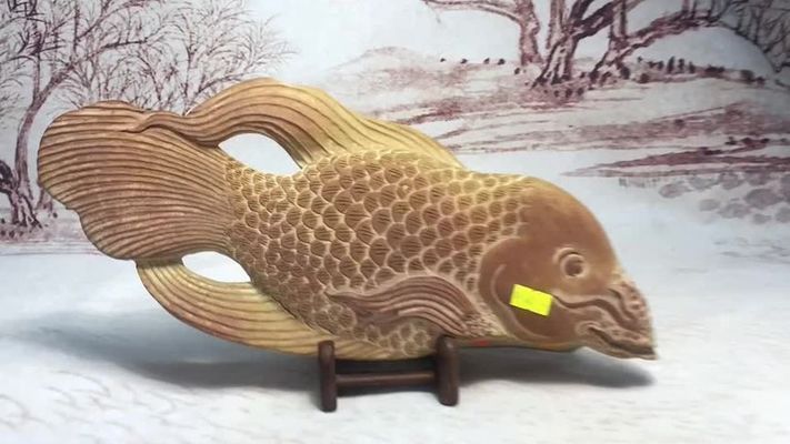 金龍魚掛畫適合掛哪里（金龍魚掛畫在風(fēng)水學(xué)中具有添財(cái)添祿、化煞驅(qū)邪的作用）