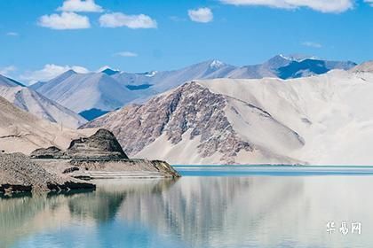 魚缸放在哪里最旺財(cái)位（魚缸擺放在客廳哪個(gè)方向好）