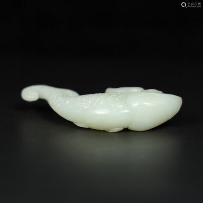 魚(yú)化龍玉石手把件是一種具有吉祥寓意的玉器，它的設(shè)計(jì)靈感來(lái)源于中國(guó)古代神話故事中的魚(yú)化龍：魚(yú)化龍玉石手把件