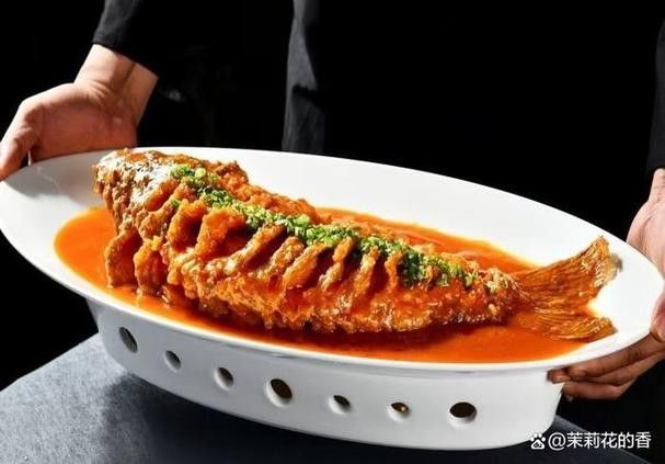 龍魚病了沉到水底了怎么辦：龍魚沉到水底可能表明其身體不適，可能是水質問題引起的