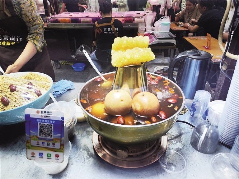 龍魚病了沉到水底了怎么辦：龍魚沉到水底可能表明其身體不適，可能是水質問題引起的