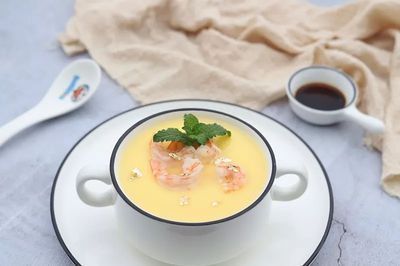 金龍魚是一種熱帶淡水觀賞魚，飼養(yǎng)過程中需要注意的因素：金龍魚屬于什么熱水還是冷水，飼養(yǎng)過程中需要注意什么