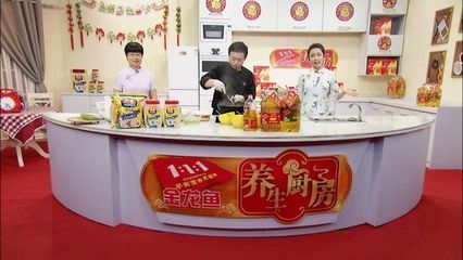 金龍魚躲在一個角落里不愛游動怎么回事：金龍魚躲在一個角落里不愛游動可能有多種原因