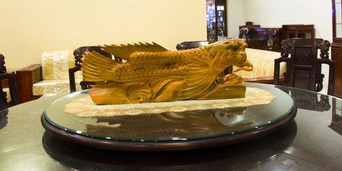 木雕金龍魚擺件應該怎么擺放：木雕金龍魚擺件正確擺放風水原則以免造成木材開裂