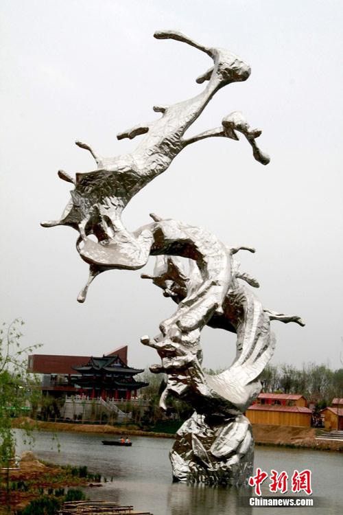 再給我?guī)讉€(gè)水龍雕塑的實(shí)例