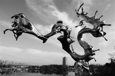 再給我?guī)讉€(gè)水龍雕塑的實(shí)例
