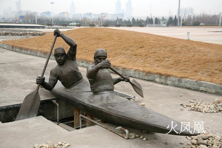 再給我?guī)讉€(gè)水龍雕塑的實(shí)例