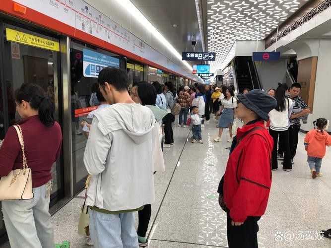 能提供金龍地鐵的內部圖片嗎？