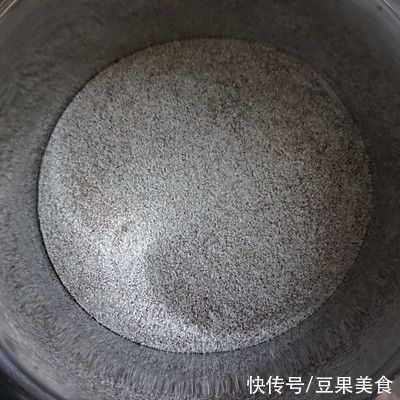 金龍魚吃撐了怎么辦：金龍魚吃撐了會(huì)導(dǎo)致一系列消化系統(tǒng)的問(wèn)題，金龍魚吃撐了怎么辦