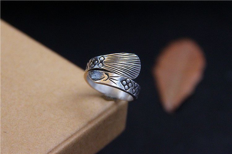 金龍魚戒指的寓意：金龍魚戒指中的“金”寓意吉祥，“龍”寓意吉祥，“魚”寓意富足