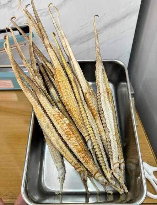 給我一些辨別真假小海龍魚干的圖片示例