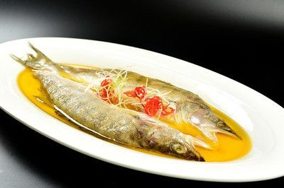 清蒸雪龍魚是什么魚（清蒸雪龍魚是一種生活在深海的優質魚類，肉質鮮嫩、口感細膩）