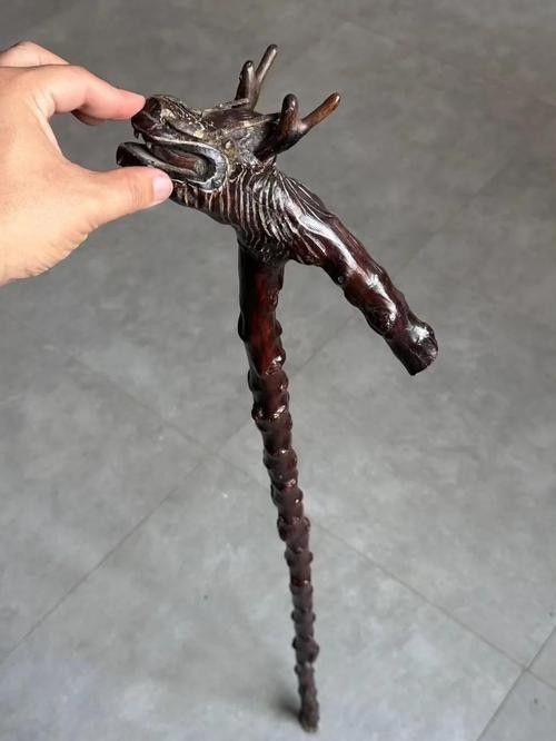 哪種材質(zhì)的龍頭拐杖最耐用？