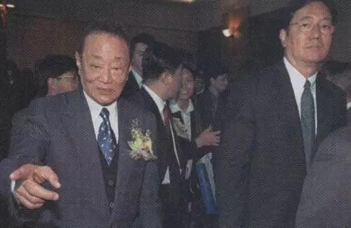 紅龍魚背景圖用什么顏色的好看呢視頻教學下載（紅龍魚背景選什么顏色）