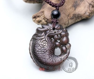 龍魚扣吊墜：與龍魚扣吊墜相似的產品，這些產品包括各種材質和款式的吊墜