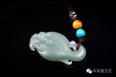 龍魚扣吊墜：與龍魚扣吊墜相似的產品，這些產品包括各種材質和款式的吊墜