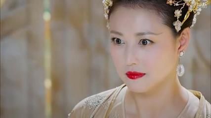 龍魚低頭游：如果您的龍魚剛剛進入一個新的魚缸環境，可能會因為不適應而表現出低頭游的行為