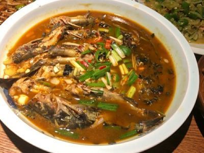 黃龍魚的做法如下：首先將魚清洗干凈，然后用鹽、料酒、姜片等調料：黃龍魚怎么做好吃