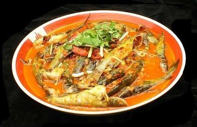 黃龍魚的做法如下：首先將魚清洗干凈，然后用鹽、料酒、姜片等調料：黃龍魚怎么做好吃