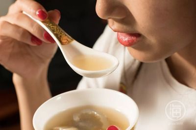 養龍魚時必備的藥材及其用途：鹽、黃粉和亞甲基藍：養龍魚必備的藥材及其用途