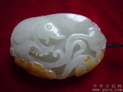 玉石金龍魚擺件的寓意：玉上面雕刻龍和魚意味著吉祥、尊貴和成功不僅僅是一件裝飾品
