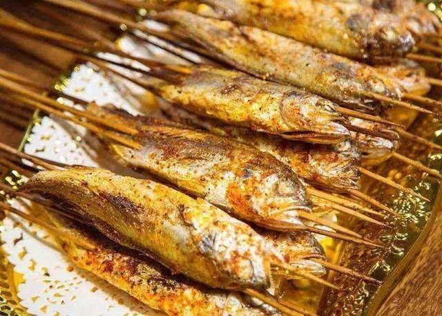 黃花魚跟金龍魚一樣嗎：黃花魚和金龍魚并不是同一種魚類，它們之間存在一些明顯的區別