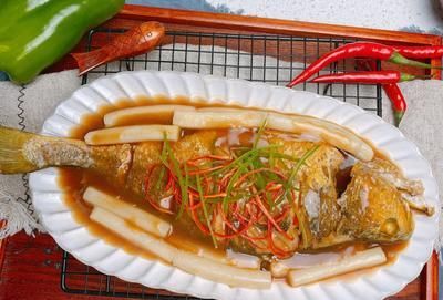 黃花魚跟金龍魚一樣嗎：黃花魚和金龍魚并不是同一種魚類，它們之間存在一些明顯的區別