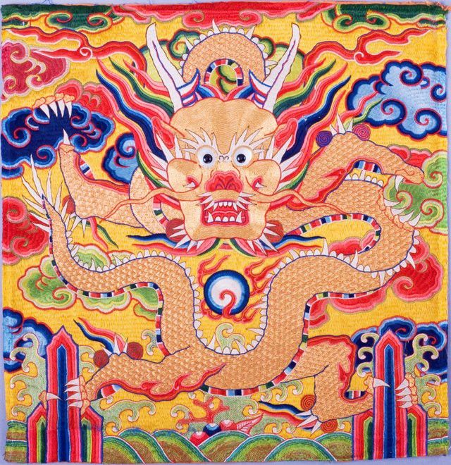 藍(lán)底金龍紋刺繡的歷史起源是什么？