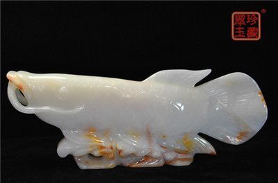 玉石龍魚擺件放在家中哪里最好：玉石金龍魚的頭朝向最好為東邊，以符合風水原則和吸引好運