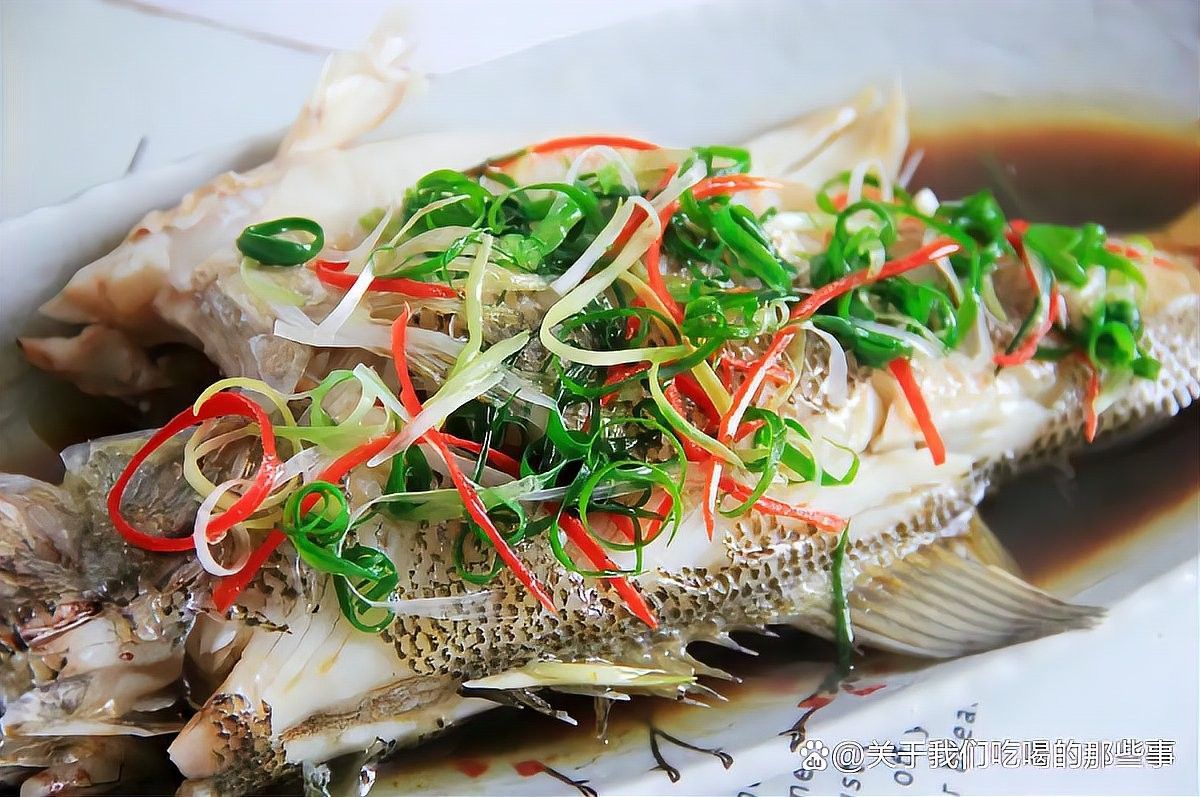紅龍魚清蒸時需要哪些調料（清蒸紅魚技巧大揭秘，家常做法讓魚肉鮮嫩無腥味）