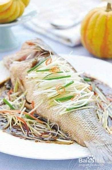 紅龍魚清蒸時需要哪些調料（清蒸紅魚技巧大揭秘，家常做法讓魚肉鮮嫩無腥味）