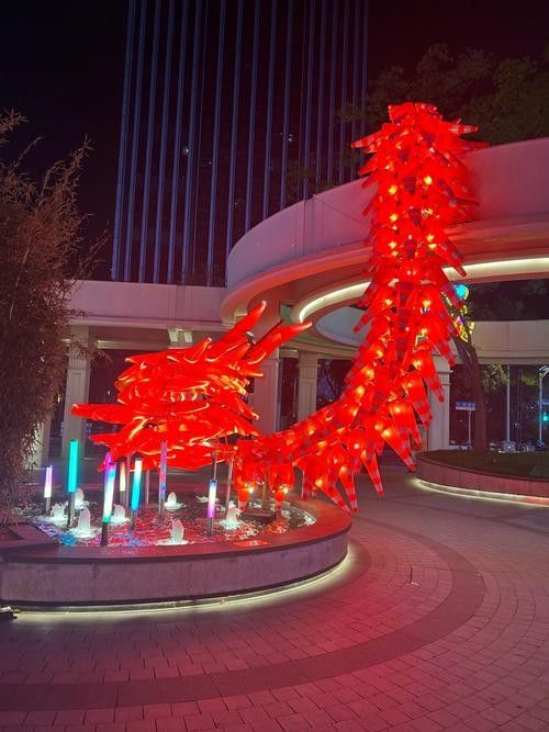 紅龍裝飾品有哪些品種？（現(xiàn)代中式紅木家具的4大特點(diǎn)）