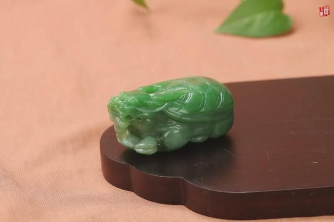 如何鑒別龍龜?shù)袼艿恼鎮(zhèn)危ㄨb別龍龜?shù)袼苷鎮(zhèn)涡杈C合材質(zhì)、工藝、工藝、工藝、文化特征等多方面因素）
