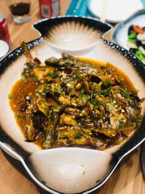 齊齊哈爾市小黑龍魚館的包間可通過以下方式操作：絕絕子：齊齊哈爾小黑龍魚館