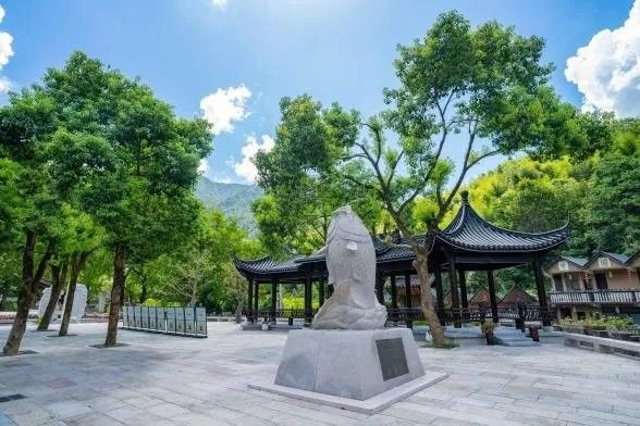 青田哪個水族館龍魚好？祥龍魚場龍魚：青田地區以祥龍魚場為代表的龍魚養殖和水族展示專業性
