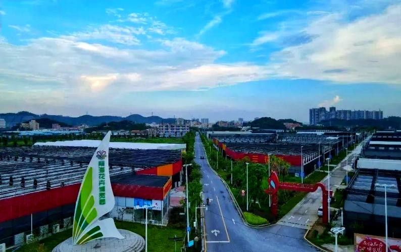 廣東龍魚養殖基地哪家最好：廣東作為中國高端龍魚產業的核心區域擁有多家技術領先、規模化的養殖基地