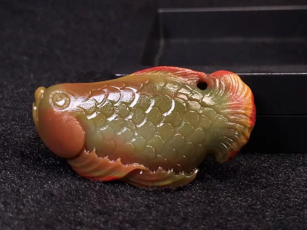 哪里可以找到更多玉石金龍魚圖片：和田玉金龍魚精工雕刻作品及家居擺放效果圖