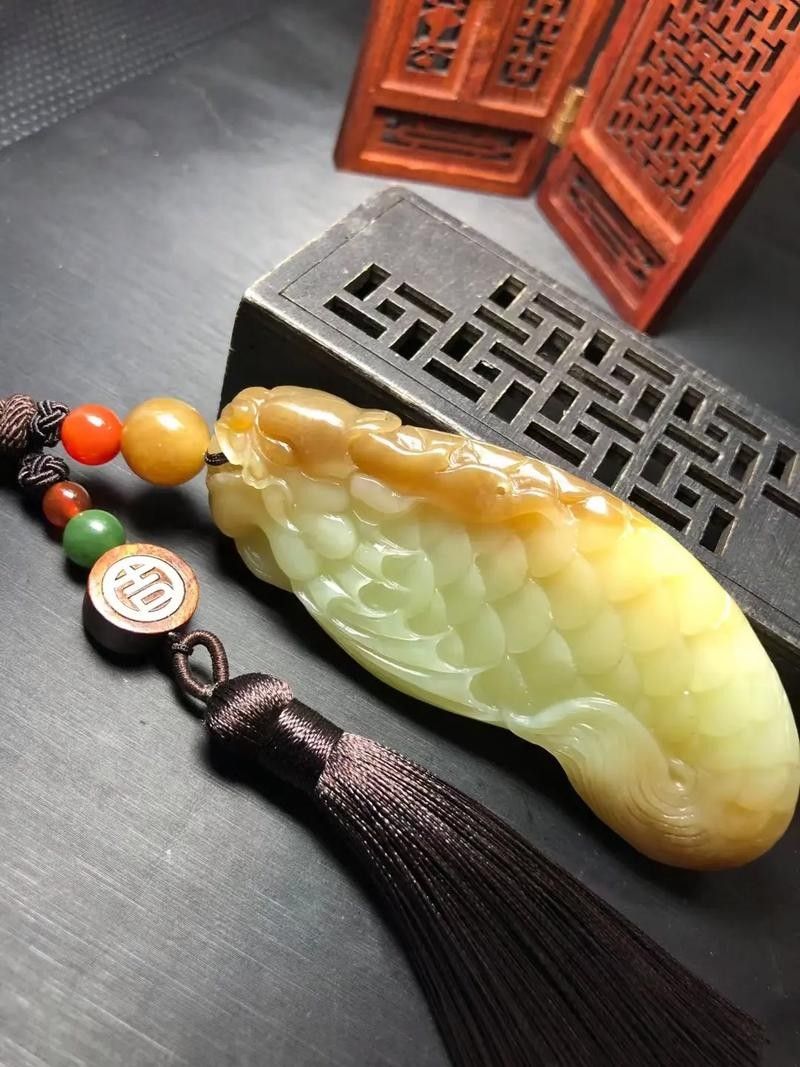 哪里可以找到更多玉石金龍魚圖片：和田玉金龍魚精工雕刻作品及家居擺放效果圖