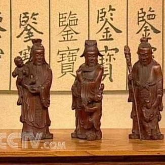如何判斷木雕龍頭的年代：判斷木雕龍頭的年代需綜合材質、工藝、紋飾及歷史特征等多方面因素