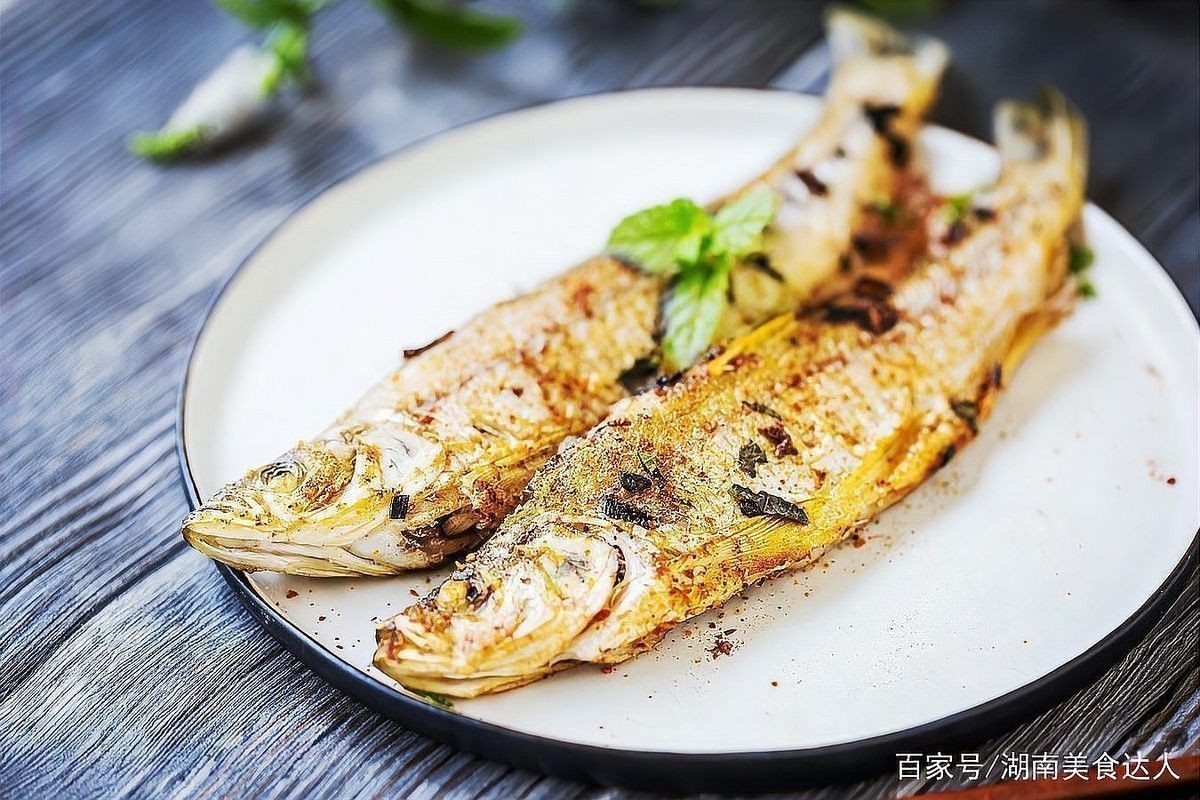 金龍魚和翹嘴魚哪個(gè)更好吃？：夏季“翹嘴魚”怎么做好吃