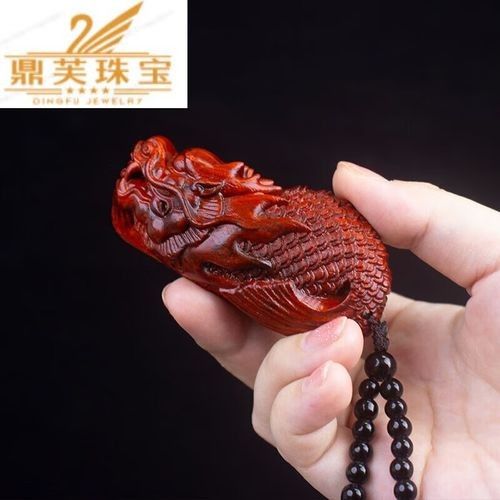 如何鑒別真假木雕龍魚:鑒別真假木雕龍魚需結合材質、工藝、工藝、細節特征等多方面綜合判斷