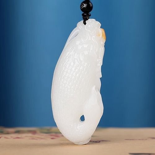 如何鑒別真假玉器龍魚：鑒別玉器龍魚的真假需要綜合觀察工藝特征、材質(zhì)表現(xiàn)和歷史痕跡等多方面因素