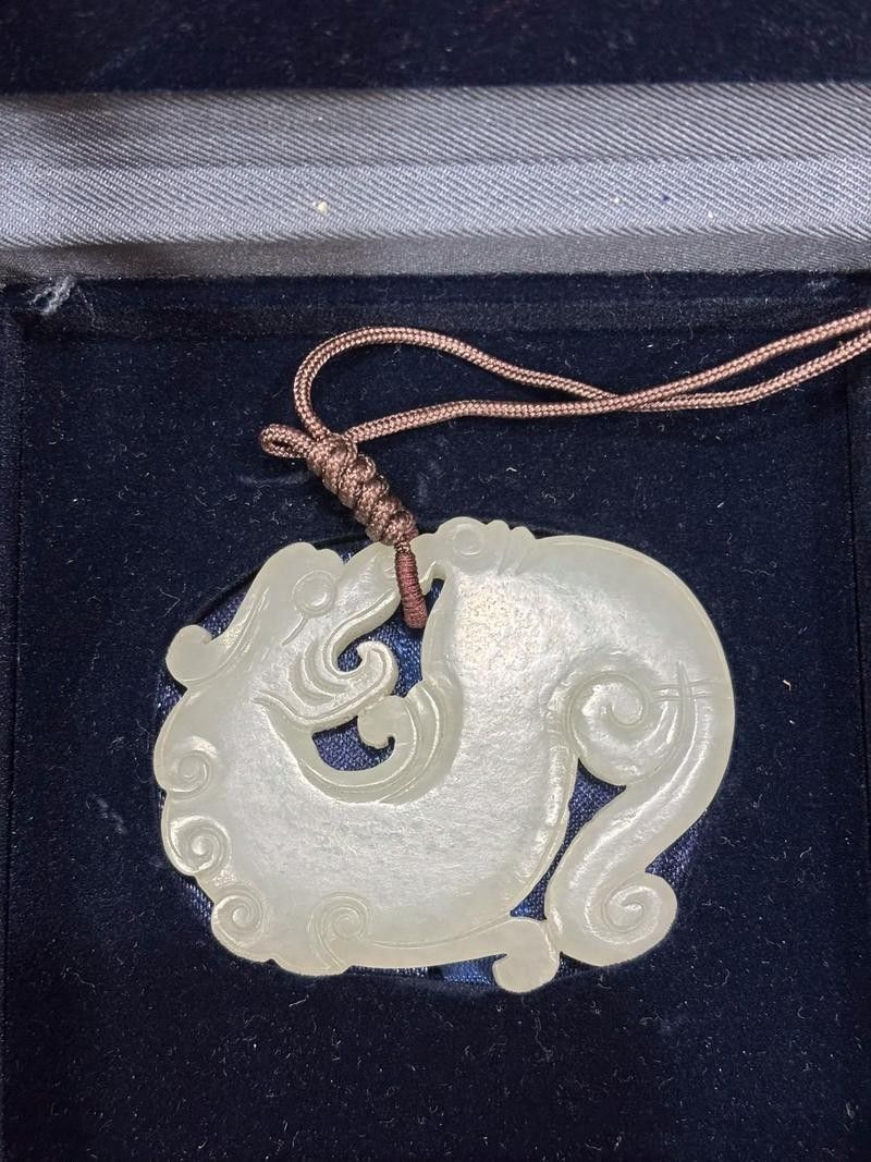 如何鑒別真假玉器龍魚：鑒別玉器龍魚的真假需要綜合觀察工藝特征、材質(zhì)表現(xiàn)和歷史痕跡等多方面因素