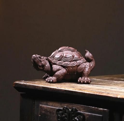 蘇州龜王張堯華的龍龜作品價格如何：蘇州龜王張堯華的龍龜作品價格因材質、克重、工藝及市場稀缺性差異顯著