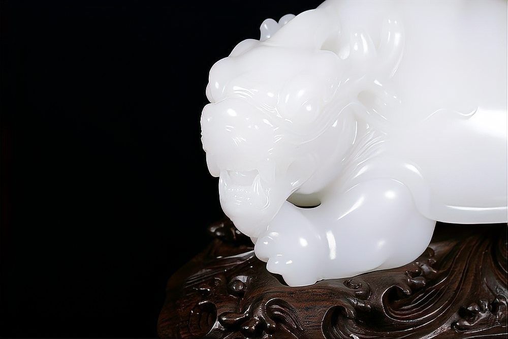 蘇州龜王張堯華的龍龜作品價格如何：蘇州龜王張堯華的龍龜作品價格因材質、克重、工藝及市場稀缺性差異顯著