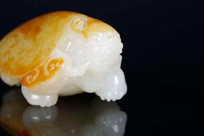 蘇州龜王張堯華的龍龜作品價格如何：蘇州龜王張堯華的龍龜作品價格因材質、克重、工藝及市場稀缺性差異顯著