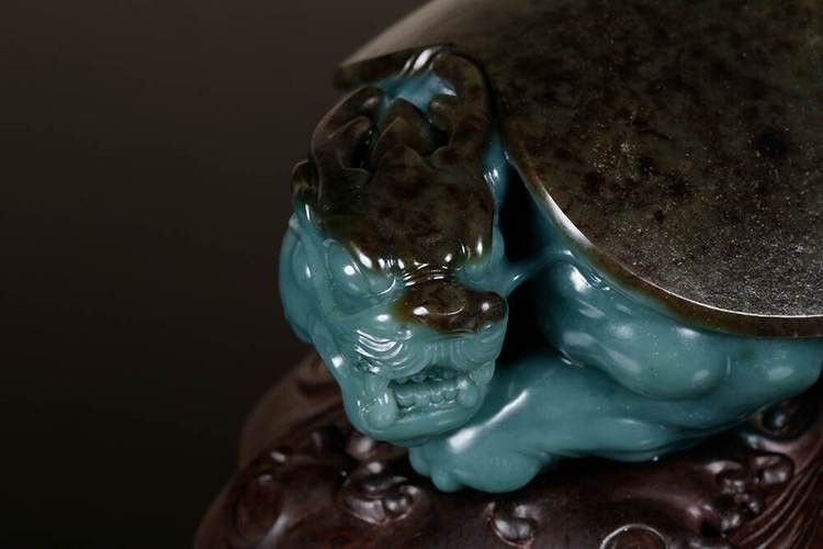 蘇州龜王張堯華的龍龜作品價格如何：蘇州龜王張堯華的龍龜作品價格因材質、克重、工藝及市場稀缺性差異顯著